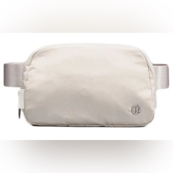 NWT Lululemon Everywhere Belt Bag 1L - Picture 2 of 5